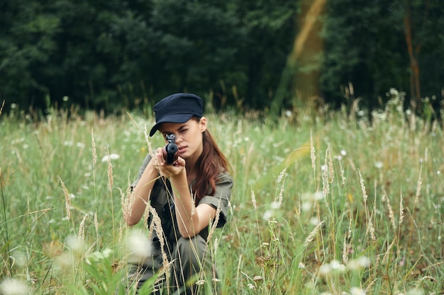 Femme militaire Une femme agenouillée vise avec une arme air frais