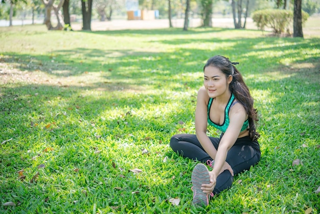 Une femme mince asiatique s'échauffe avant de faire de l'exercice pour une fille mince pour la vieThaïlande Étirement du corps avant de faire du jogging
