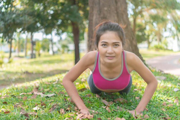 Une femme mince asiatique s'échauffe avant de s'entraîner dans un exercice matinal pour une fille mince pour la vie