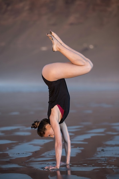 Une femme mince et confiante en pose de yoga