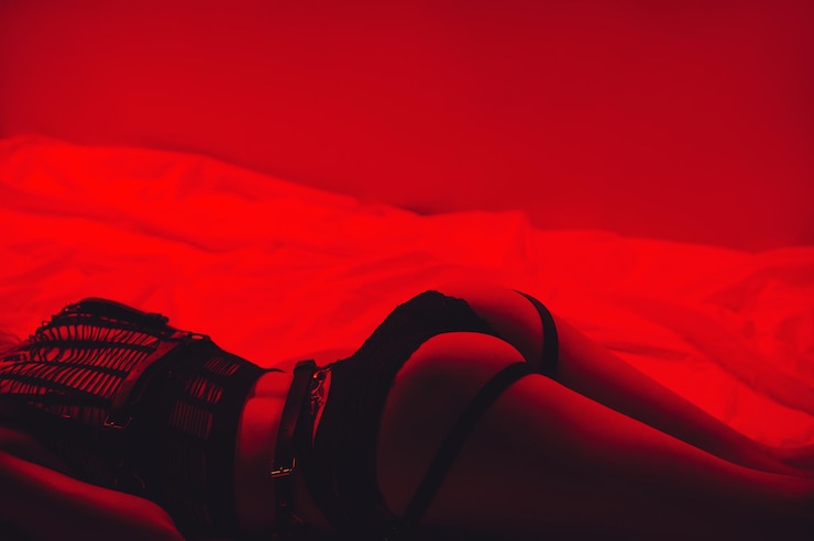 Photo femme mince avec un cul sexy en beaux sous-vêtements se trouve sexy sur le lit dans la chambre