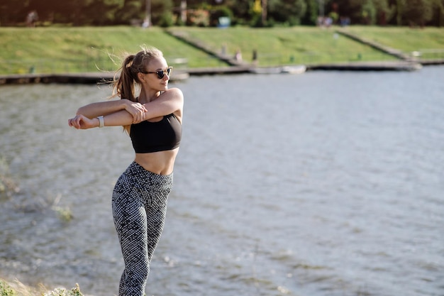 Femme mince faisant des exercices du matin sur le fond de l'eau