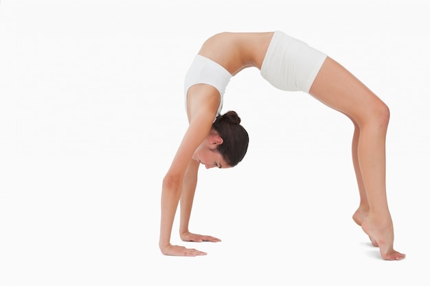 Femme mince en position de yoga