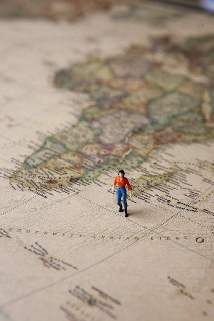 femme miniature sur la carte du monde vintage