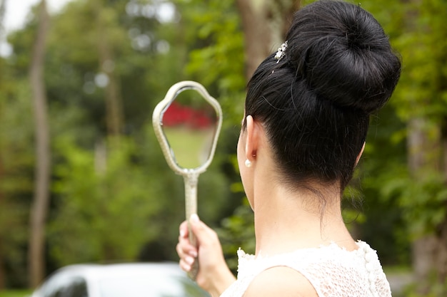 Femme avec miroir à main