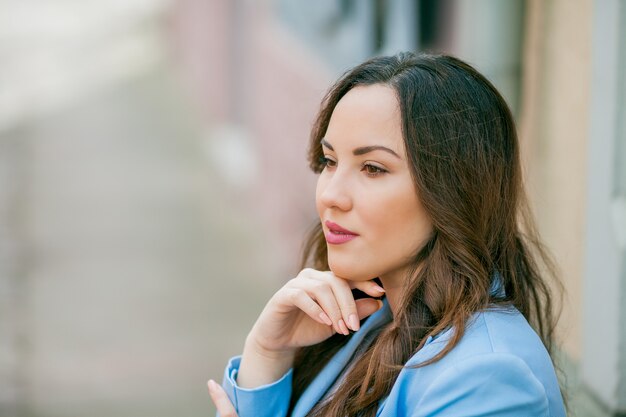 femme à la mode assise à l'extérieur