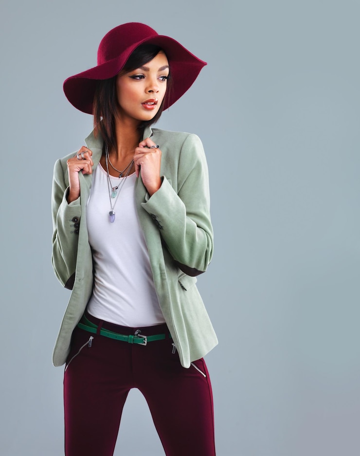 Photo femme mode et chapeau avec idée et style et vêtements chics en studio avec cool confiance y2k veste d'épargne et jeune étudiant en design de houston avec une tenue décontractée intelligente et fond gris