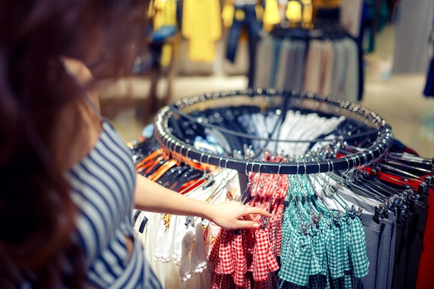 Femme à la mode, choisir des vêtements