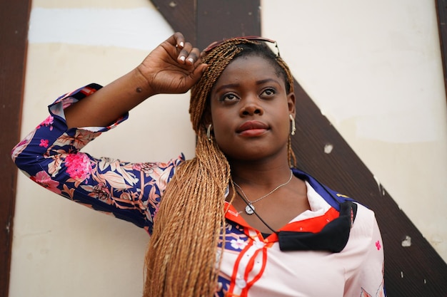 Photo femme à la mode avec une coiffure afro bouclée dans la rue