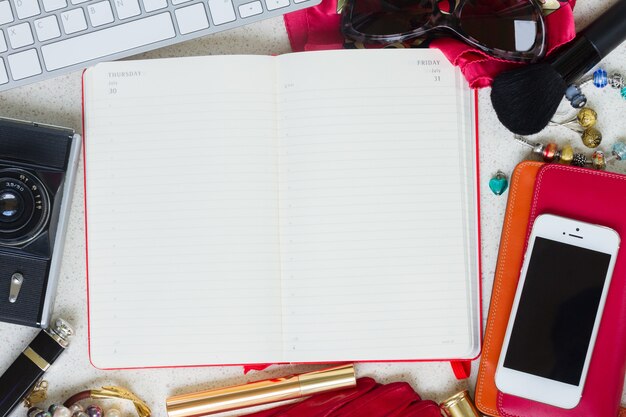 femme de mode comme cadre sur un bureau avec planificateur vide