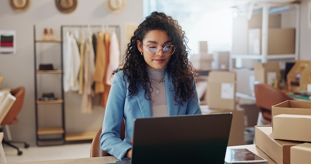 Femme mode et créatrice avec ordinateur portable dans la recherche logistique ou la gestion de petites entreprises dans une boutique Femme personne ou entrepreneur avec ordinateur pour l'inventaire ou le contrôle de stockage dans un magasin de détail