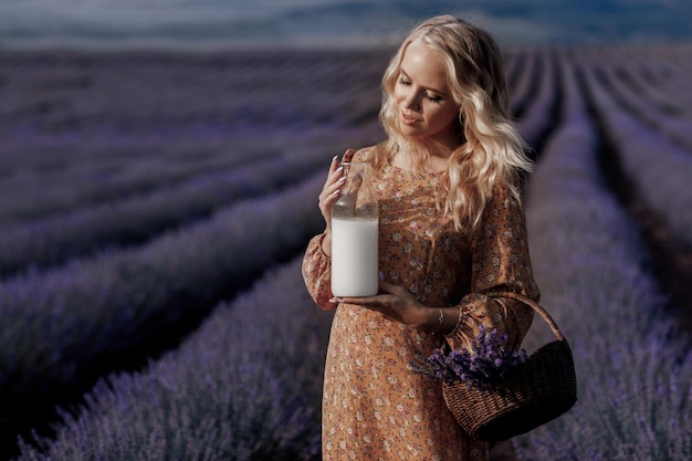 femme de mode dans le champ de lavande