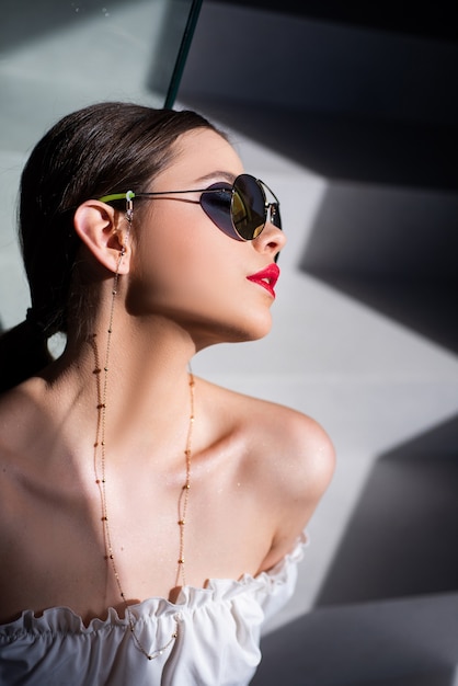 Femme de mode élégante en lunettes de soleil, accessoires à la mode à la mode.