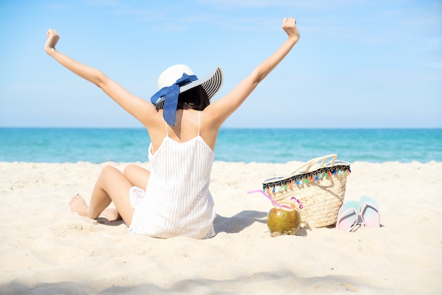 Femme de mode jeune se détendre sur la plage. Mode de vie heureux de l&#39;île.