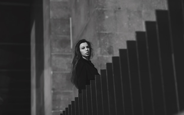 Femme à la mode en manteau dans la ville.