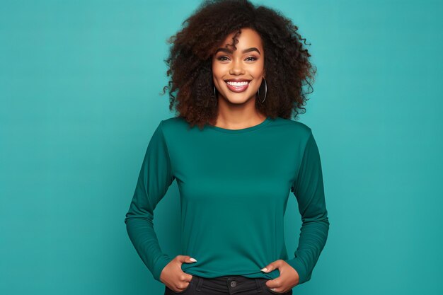 Photo femme à la mode en maquette de t-shirt sur un fond solide vibrant pour une vitrine de style à la mode