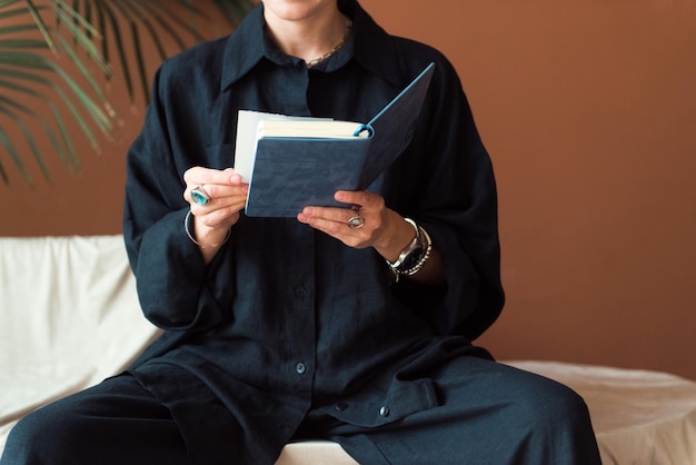 Femme de mode photo recadrée en chemise oversize noire avec des accessoires élégants