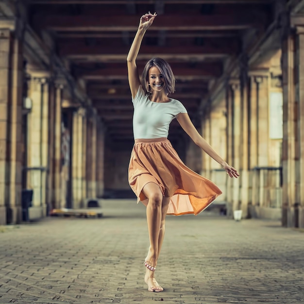 Une femme à la mode pieds nus dansant avec un sourire