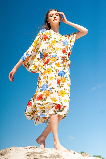 Femme de mode sur la plage