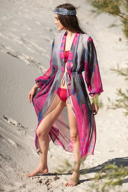 Femme de mode sur la plage