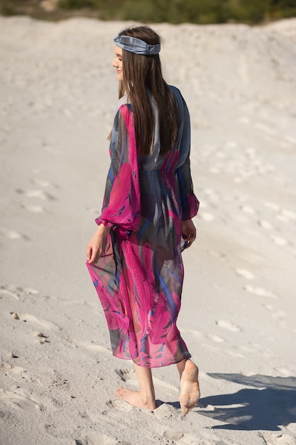 Femme de mode sur la plage