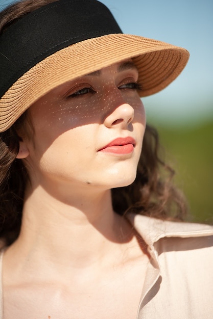 Femme de mode posant en journée d'été ensoleillée