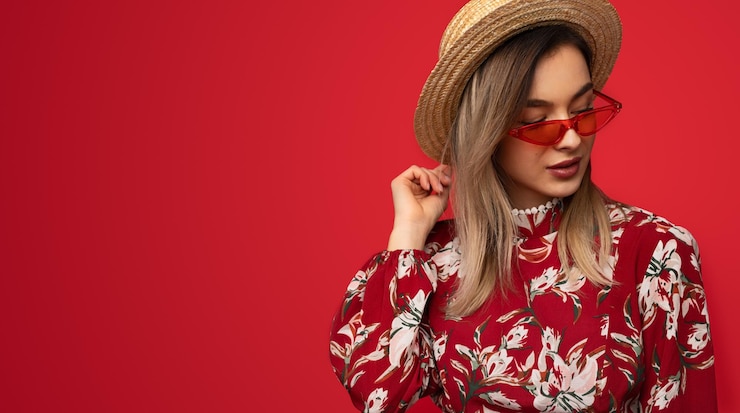Photo une femme à la mode qui détourne le regard.