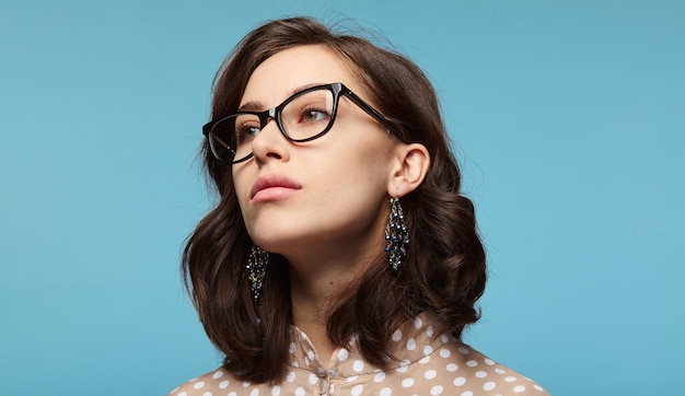 Femme à la mode sérieuse dans des verres