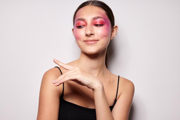 Femme à la mode sourire maquillage rose vif émotions cosmétiques fond clair inchangé