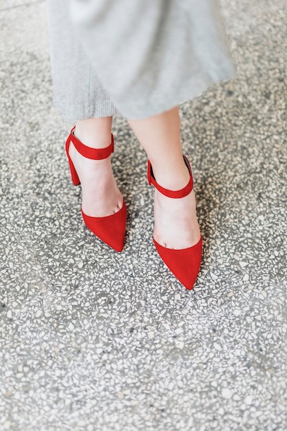 Femme à la mode en talons rouges