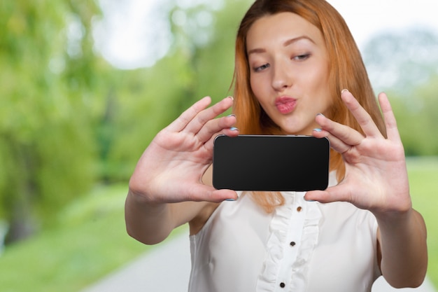 femme à la mode tenant un smartphone