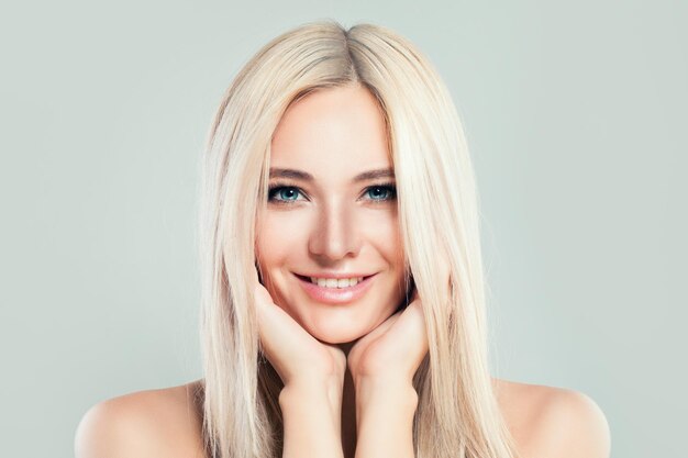 Femme modèle blonde avec une peau saine et une coiffure blonde. Visage féminin mignon. Concept de beauté, de soins du visage et de cosmétologie au spa