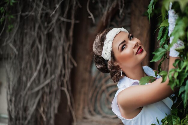 Femme modèle de haute couture dans des lumières vives colorées posant dans la rue