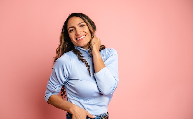 Une femme modèle heureuse avec une belle pose