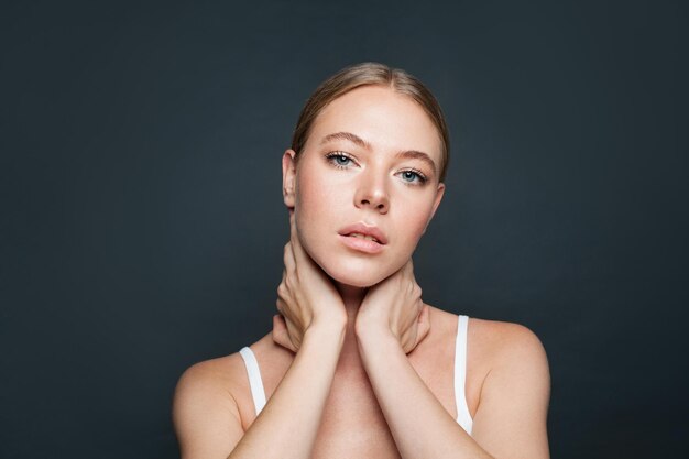 Une femme modèle parfaite sur un fond gris.