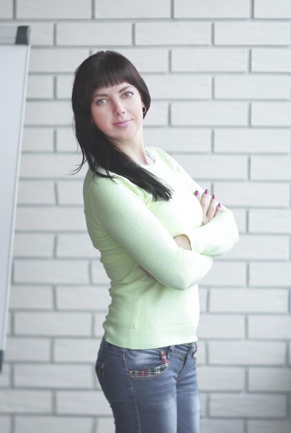 Femme moderne debout dans le couloir du bureau