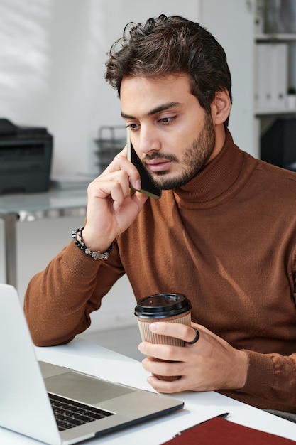 Femme moderne lisant un message au téléphone