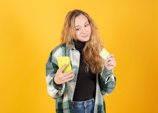 La femme moderne paie avec mobile et dataphone