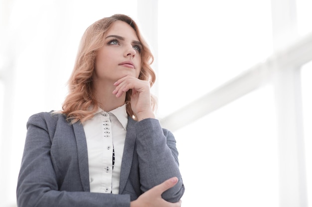 Femme moderne regardant l'espace de copie