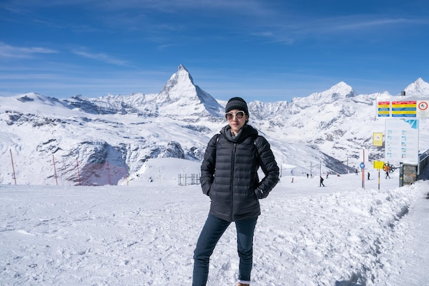 Femme avec le mont Cervin le matin Zermatt Suisse