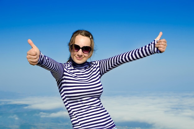 Femme en montagne donnant un coup de pouce