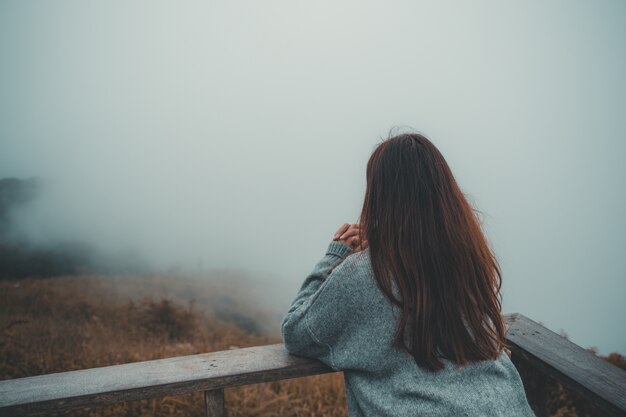 Femme sur la montagne avec du brouillard