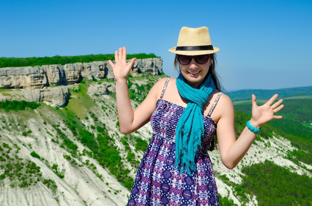 Femme en montagne avec les mains en l'air