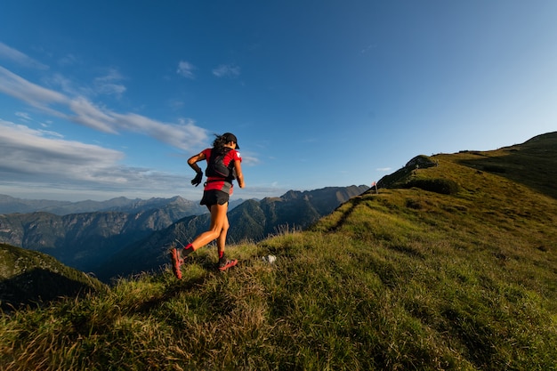 Photo femme de montagne sportive promenades en sentier d'endurance