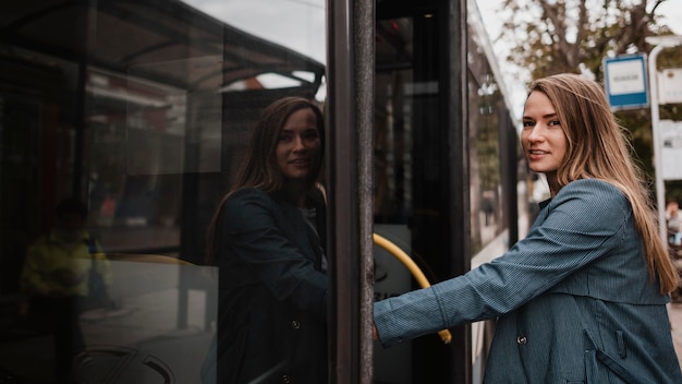 Femme monte les escaliers de bus