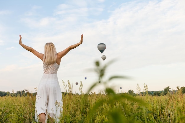 femme et une montgolfière, été