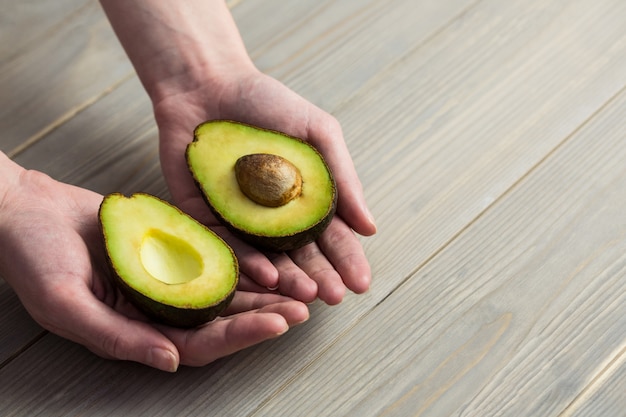 Femme montrant un avocat frais