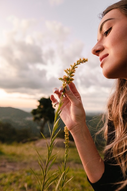 Femme montrant les mains en forme de soutien