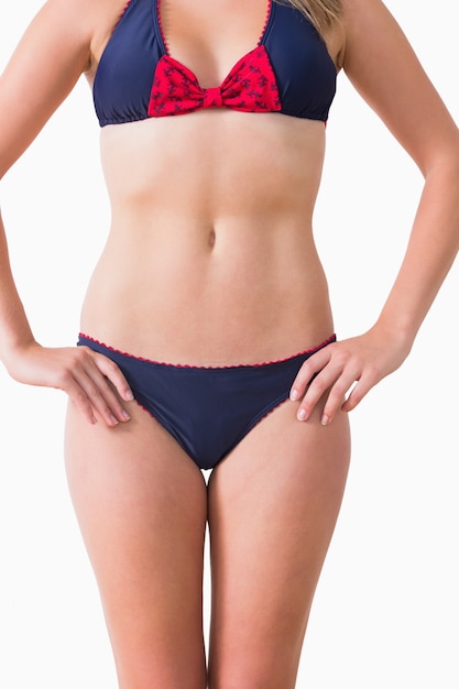 Femme montrant son bikini