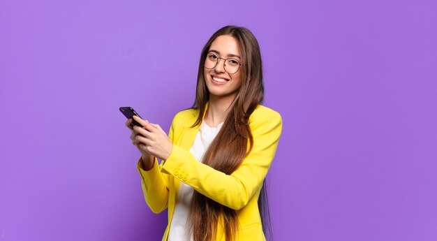 femme montrant son écran cellulaire.